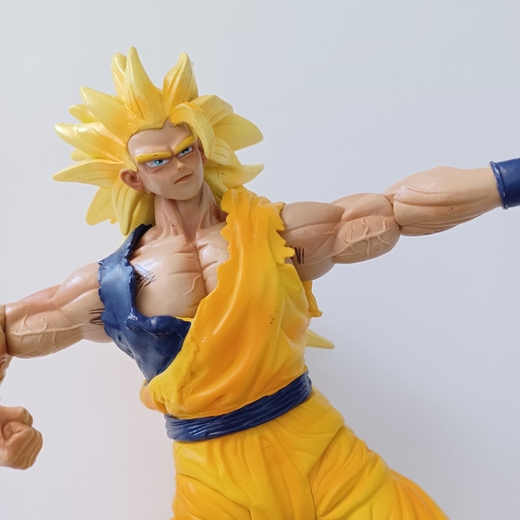 9" Dragon Ball Z Movie Edition 'Battle Damaged' Goku SS3 Action Figure - Picture 11 of 13